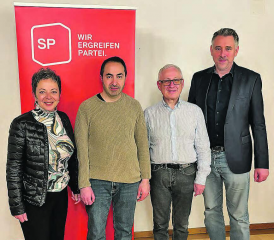 Die SP Bezirk Kulm hat an ihrer Generalversammlung die Kandidierenden für die Grossratswahlen nominiert. Auf den ersten drei Listenplätzen sind Lucia Lanz aus Beinwil am See, Mehmet Isik aus Reinach und Randy Suter aus Gontenschwil.
(Eing.) Der bisherige Grossrat Alfred Merz gab der Versammlung in Anbetracht der vollen Liste seinen Verzicht auf eine vierte Amtszeit bekannt. Für die Bezirksrichterwahlen sind zwei Frauen für weitere Abklärungen nominiert worden. Die Versammlung fand im vollen Schneggensaal in Reinach statt. Der kantonale SP-Co-Präsident Stefan Dietrich hat die Kantonalpartei vertreten und die aktuellen Themen angesprochen. Der Vorstand mit Markus Estermann (Präsidium), Ursula Hilfiker (Aktuariat), Mehmet Isik (Kasse), Lucia Lanz und Matthias Lubner wurde einstimmig bestätigt. Einzig das Vizepräsidium bleibt nach der Demission von Alfred Merz neu zu besetzen. Die Bezirkspartei ist für die Bezirks- und Grossratswahlen im Herbst 2024 bestens aufgestellt und freut sich auf die kommenden Monate.