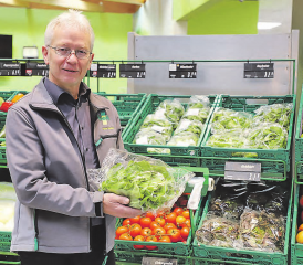 «frisch & fründlich» – der Slogan der Volg-Gruppe ist Programm. Peter Stalder, Geschäftsführer der Landi Aarau West, setzt auf ein lokal funktionierendes Geben und Nehmen. (Bild: Remo Conoci)