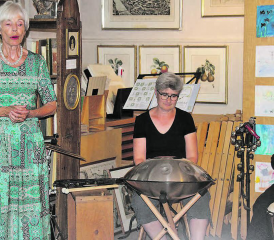 Liessen die mystischen Sagen lebendig werden: Elisabeth Sidler, Judith Bertschinger und Anna Eichenberger (v.l.). (Bild: rms)