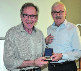 Ein seltenes Jubiläum: Ruedi Geissler (li.) wurde durch Rolf Leuthard für 50 Jahre Vereinstreue geehrt. (Bild: st.)