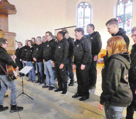 Musikalische Umrahmung beim Kirchenbazar der Kirchgemeinde: Der Chor «Insieme» gestaltete den Gottesdienst mit seinen berührenden Liedern und erhellenden Momenten mit. (Bilder: eh.)