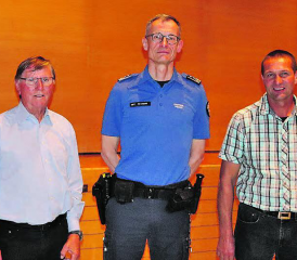 Interessanter Vortrag zum Thema Sicherheit im Aargau: Oberst Dr. Michael Leupold (Mitte) mit Erich Nyffeler,Vizepräsident SVP Ortspartei Gontenschwil (rechts) und Peter Bieri, Präsident FDP Ortspartei Gontenschwil (links). (Bild: zVg.)