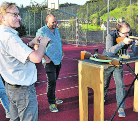 Erwies sich beim Armbrustschiessen als treffsicher: Der Schlossrueder Gemeindeschreiber Peter Lüthy traf fünf Mal ins Schwarze. (Bilder: aw.)