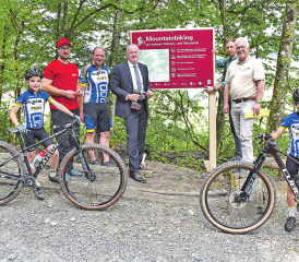 Umrahmt von zwei Nachwuchsbikern des RC Gränichen montierten Regierungsrat Stephan Attiger (Mitte) zusammen mit Luc Schwarb (Forstbetrieb Gränichen Unterkulm), Manuel Eichenberger (RC Gränichen), Maurus Landolt (Abt. Wald, Kt. Aargau) und Rainer Klöti (Jagd Aargau) die erste Infotafel. (Bilder: ran.)