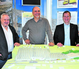 Freuen sich, die ehemalige SMDK wieder der Natur übergeben zu können: Mario Schegner, Gemeindeammann Kölliken, Benjamin Müller, Geschäftsführer SMDK, und Matthias Betsche, Geschäftsführer Pro Natura Aargau. (Bild: ran.)