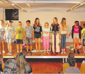 Erster Auftritt vor Publikum: Die 4. bis 6. Klasse B spielten das selbst entwickelte Theaterstück «Der Masterplan» oder «Where we all come from» zur Premiere für ihre KlassenkameradInnen der Schule Zetzwil. (Bilder: moha.)