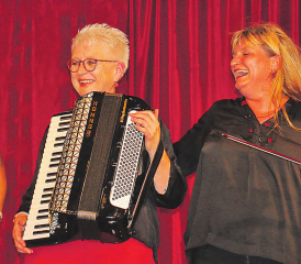 Krause Glucken gaben alles: Sylvia am Saxophon, Susanne am Akkordeon, Cordula klatschend und singend und Karin an der Geige. (Bilder: jap.)