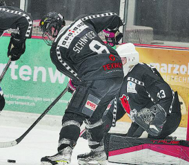 Das Team um Captain Simon Schnyder (Bildmitte) kämpft in den kommenden Wochen gegen den Abstieg aus der 1. Liga. (Bild: Roland Jaus)