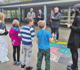 Die Schülerinnen und Schüler bedanken sich für den Besuch. Von links nach rechts Kreisschulvorstand Lorenz Übelhart, Kreisschulvorstand Daniel Wyss, Patrick Isler-Wirth, Alex Hürzeler und Lehrperson Saskia Felber.