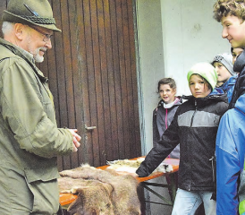 Wissenswertes rund um den Wald und die Jagd: Urs Henzmann zeigt den Schülern auf, wie der Wald funktioniert und wer alles drin wohnt. Wichtiges Anschauungsmaterial waren Felle und ausgestopfte Tiere und Vögel. (Bilder: st.)
