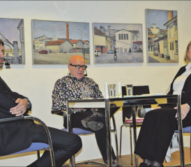 Talk im Lichthof des Gemeindehauses Oberentfelden: Markus Kirchhofer (Mitte) unterhielt sich mit Yvonne Hummel und Lukas Korner. (Bild: st.)