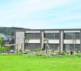 Der erste Schritt der Schulraumerweiterung: Am Samstag, 14. Juni, kann der neue Vierfach-Kindergarten offiziell eingeweiht werden. (Bild: hg.)