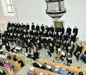 Eindrucksvoll präsentierten der Kirchenchor Seengen, der Singkreis Gränichen und Gastsängerinnen und -sänger die Passion. (Bild: hh)