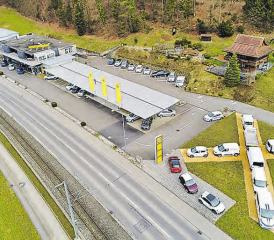 Frühling bei der Auto Müller AG: Das grosszügige Ausstellungsareal im Unterkulmer Unterzaug bietet Platz für mehrere Aussteller. (Bild: zVg.)