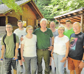 Kleine Feier beim Waldhaus Muhen, (v.l.): Lukas Treier (Gemeinderat Holziken), Forstwart Simon Engel, Bettina und Urs Gsell, Forstwart Willi König, Muhens Gemeinderätin Gertrud Jost, Forstwart-Lehrling Lukas Zürrer und Hirschthals Gemeindeammann Peter Stadler. (Bild: Kaspar Flückiger)
