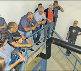 Wasser ist ein kostbares Gut: Brunnenmeister Martin Abbühl (re. im Bild) führte die Besucher in Gruppen durch das Wasserreservoir Ischlag. (Bilder: moha.)