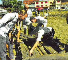 So mühselig musste man damals arbeiten: Ein für Renovationen historischer Bauten spezialisierter Zimmermann erklärte die alten Werkzeuge. (Bilder: st.)