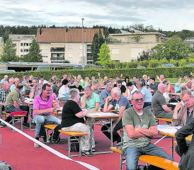 «Landsgemeinde» in Meisterschwanden: Die Gemeindeversammlung tagte unter freiem Himmel, auf dem «roten Platz» bei der Schulanlage Eggen. (Bilder: msu.)