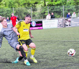 SchöNie-Keeper Von Felten klärt vor dem heranstürmenden Kürsat Kiybar. Auch Gränichens Topskorer konnte den Abstieg nicht mehr verhindern. (Bild: Roland Jaus)