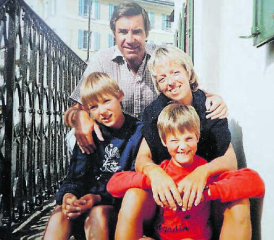 Familienbild von 1985, Thomas und Ursula Fischer-Hegner mit ihren beiden Kindern Ariane und Peter. (Bild: zVg.)