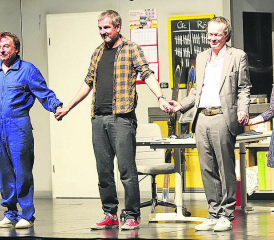 Sie sorgten für ein beträchtliches Durcheinander: Das Theater-Ensemble um den bekannten Schauspieler Beat Schlatter (im blauen Overall) (Bilder: rc.)