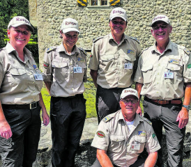 Eine sommerliche Momentaufnahme: Das Team der Hallwilersee-Ranger gemeinsam vor dem Schloss Hallwyl. (Bild:zVg)