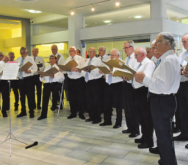 Der Seniorenchor Schöftland: Die Bewohner des Alterszentrums Schöftland hiessen die flotten Sänger herzlich willkommen. (Bilder: st.)