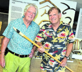 Max Zurbuchen und Pitsch Schmid mit einem steinzeitlichen Speer, dessen Silexspitze mit Teer aus Birkenrinde befestigt wurde – nur einer von zahlreichen prähistorischen Gegenständen. (Bilder: aw.)