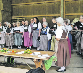 Unter der Mitwirkung des Trachtenchors Dürrenäsch wurde auf dem Bauernhof der Familie Widmer in Oberkulm ein ganz besonderer Gottesdienst gefeiert. (Bilder: zVg.)
