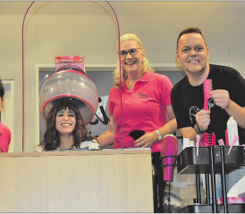 Die Hauptakteure: Moni und Thomas (stehend) mit der Mitarbeiterin Selina (li.) und Katharina, dem Helene Fischer-Fan. (Bilder: Frieda Steffen)