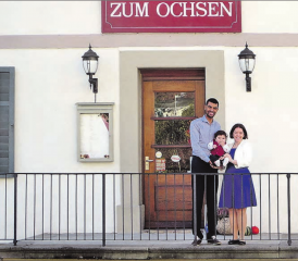 Die Familie zieht es zurück in den Aargau: Danilo und Patricia Senn mit Sohn Marius. (Bild: zVg.)