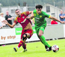 Der Schöftler Mihailo Mijatovic (links) im Tackling gegen den Mutscheller Nascimento. (Bild: Otto Lüscher)