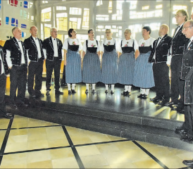 Ein stattlicher Chor: Das Jodlerchörli Suhrental präsentierte ein Vorabendkonzert zum Bettag mit vielen Überraschungen. (Bilder: st.)