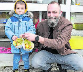 Präsentieren das gefundene Osternest: Ben (4) und Michel von Arx