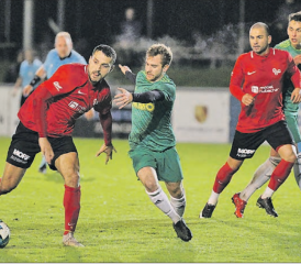 Duell auf Augenhöhe: Der Rothrister Lauret Popaj (l.) und Gontenschwils Simon Hirt kämpfen um den Ball, unter Beobachtung von Volkan Karaboga und Peter Bolliger. (Bild: Otto Lüscher)