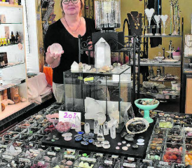 Evelyne Steimer schliesst die Türen ihres Stein-Reichs an der Hauptstrasse in Unterkulm und eröffnet im August einen Steinhofladen an der Rigistrasse. (Bild: hg.)