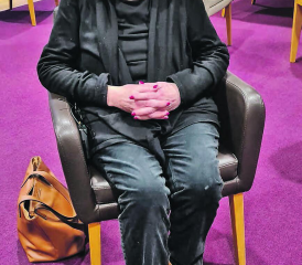 Brigitt Lattmann, Autorin des Buches «Kurioses, Unglaubliches und Schaurig-Schönes» am Kaminfeuergespräch in der Residenz Falkenstein in Menziken. (Bild: zVg.)