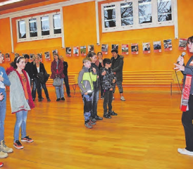 Gemeinderätin Andrea Hollinger begrüsst die Schülerinnen und Schüler zur Ausstellung zum Thema Respekt, die von den Jugendlichen gestaltet wurde. (Bild: Heidi Härri)
