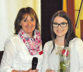 Sie bereicherte den Anlass mit ihrer ausdrucksstarken Stimme: Kathrin Stocker (li.) dankt Jennifer Monteiro für ihren sympathischen Einsatz.