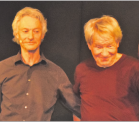 «Schaut nur den alten Mann, wie er sich anbiedert: Gere Tschan verzieht keine Miene, während Tinu Heiniger ins Publikum winkt. (Bild: Frieda Steffen)