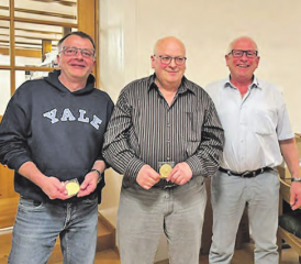 Gewinner der 3. Feldmeisterschaftsmedaille (v.l.n.r.): Renè Urech SG Hallwil, Ruedi Weber SV Oberkulm, Hans Schärer Präsident. (Bild: zVg.)