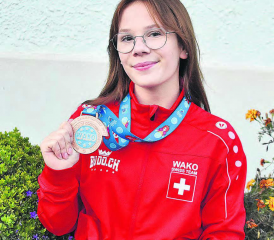 Die 15-jährige Kantischülerin Baily Eichenberger aus Burg hat an der Kickbox-Junioren-Weltmeisterschaft eine Bronzemedaille gewonnen. (Bild: hg.)