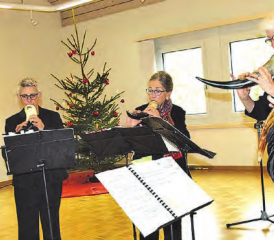 Gämshörner beim Weihnachtsbaum: Das Ensemble «Saltarello» unter der Leitung von Christa Hunziker (li.), erfreute mit aussergewöhnlichen Klängen. (Bild: Frieda Steffen)