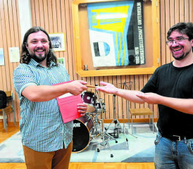 Feierliche Übergabe: Yaroslav Kutsan (links) übernimmt den Dirigentenstab vom bisherigen Leiter der MGTU, Rafal Jastrzebski. (Bild: TK.)