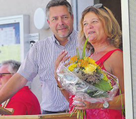 Gemeindeammann Roger Schmid hielt seine erste 1.-August-Ansprache und erhielt dafür von Barbara Bögli Blumen überreicht. (Bilder: moha.)