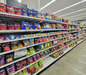 Die Grösse der Chipsregale, diese sind gut zwanzig Meter lang. (Bilder: Noemi Natter)