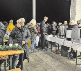 Die Besucher genossen das Beisammensein bei kulinarischem Genuss von Kässchnitten, Punsch und Glühwein. (Bilder: Dominique Rubin)