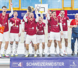 Die Männer des STV Oberentfelden gewinnen den Hallentitel zum zweiten Mal in Folge. (Bilder: Fabio Baranzini)