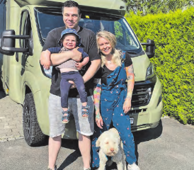 Anja und Chris Denda mit Sohn Kian und Hund Safi haben eine feine Nase für Trüffel und möchten in Gränichen eine Haselnussplantage anlegen. (Bild: zVg.)