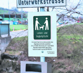 Hinweistafeln: Beim «Onderwerch» und später auch an anderen Stellen steht ab sofort ein solches Schild. Ab Samstag werden Bussen verteilt, die Kantonspolizei macht Kontrollen. (Bild: rc.)